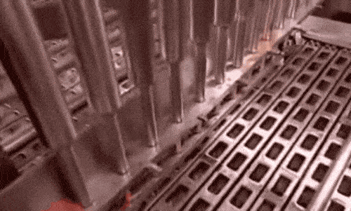 「冰工厂」这种外面是冰壳,里头是馅儿的冰棍怎么「冻」出来的? | 有趣的制造(图15) 这类冰工厂外面都是冰,里面是馅儿的冰棍,怎么「冻」出来的?|有意思的制作(15)