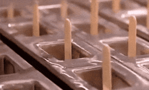 「冰工厂」这种外面是冰壳,里头是馅儿的冰棍怎么「冻」出来的? | 有趣的制造(图18) 这类冰工厂外面都是冰,里面是馅儿的冰棍,怎么「冻」出来的?|有意思的制作(18)