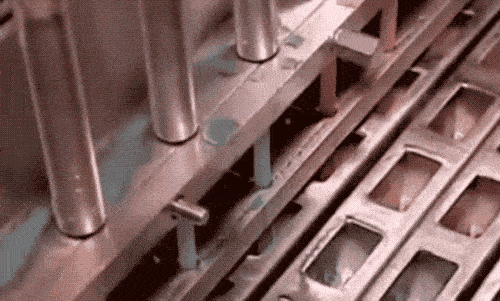 「冰工厂」这种外面是冰壳,里头是馅儿的冰棍怎么「冻」出来的? | 有趣的制造(图12) 这类冰工厂外面都是冰,里面是馅儿的冰棍,怎么「冻」出来的?|有意思的制作(12)