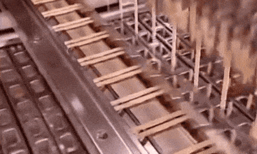 「冰工厂」这种外面是冰壳,里头是馅儿的冰棍怎么「冻」出来的? | 有趣的制造(图17) 这类冰工厂外面都是冰,里面是馅儿的冰棍,怎么「冻」出来的?|有意思的制作(17)