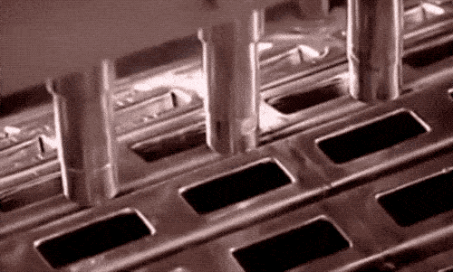 「冰工厂」这种外面是冰壳,里头是馅儿的冰棍怎么「冻」出来的? | 有趣的制造(图9) 这类冰工厂外面都是冰,里面是馅儿的冰棍,怎么「冻」出来的?|有意思的制作(9)