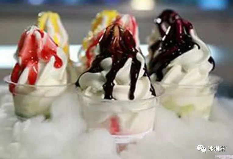 大叔在街边卖“冒烟”冰淇淋,看起来很梦幻,吸引美女们围观拍照(图2) 大叔在街边卖“冒烟”冰淇淋,看起来很梦幻,吸引美女们围观拍照(2)