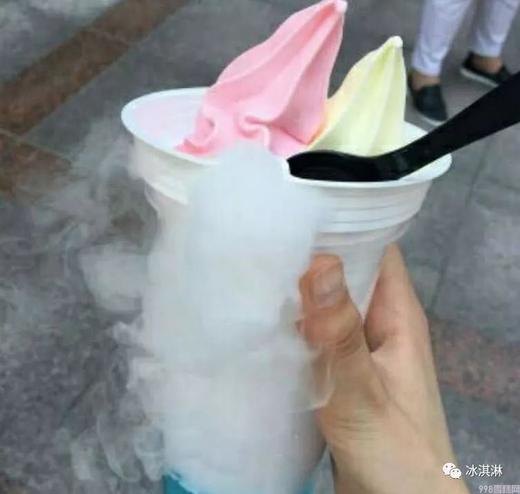 大叔在街边卖“冒烟”冰淇淋,看起来很梦幻,吸引美女们围观拍照(图3) 大叔在街边卖“冒烟”冰淇淋,看起来很梦幻,吸引美女们围观拍照(3)