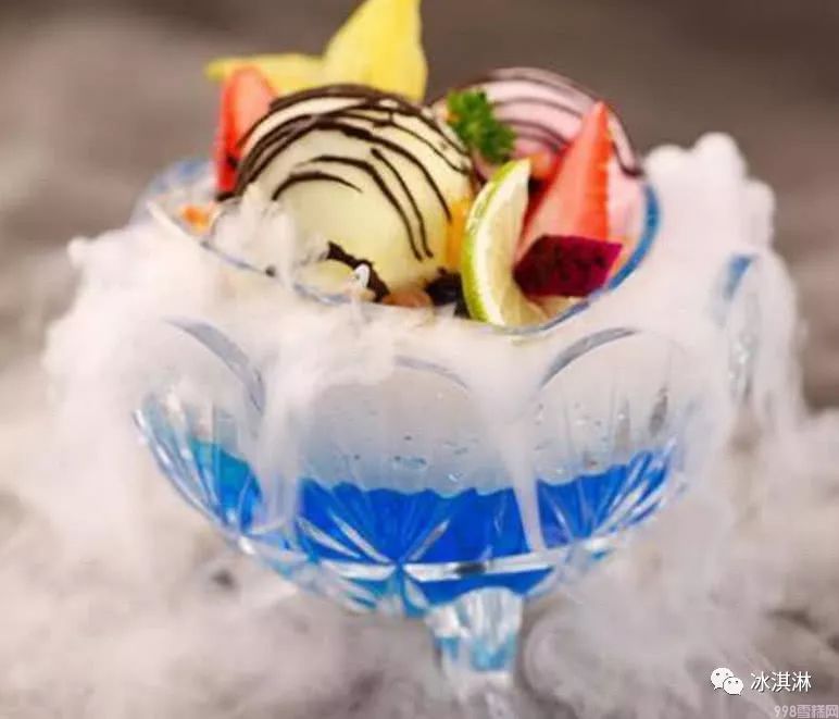 大叔在街边卖“冒烟”冰淇淋,看起来很梦幻,吸引美女们围观拍照(图4) 大叔在街边卖“冒烟”冰淇淋,看起来很梦幻,吸引美女们围观拍照(4)