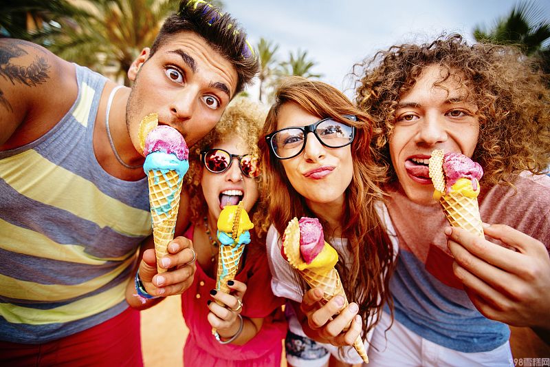 奇怪味道的冰淇淋有哪些（臭豆腐雪糕对阵酒心冰淇淋）(1)