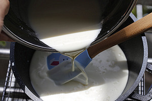 特浓牛奶雪糕的做法  （最正宗的做法步骤详解）(5)