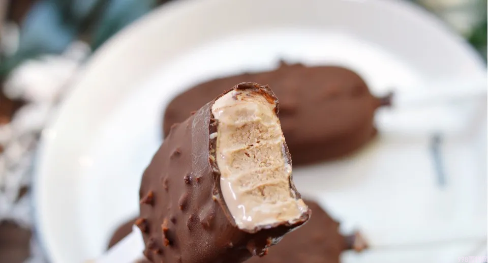 全网最火的梦龙雪糕做法,裹上一层巧克力脆皮,别提多美味了